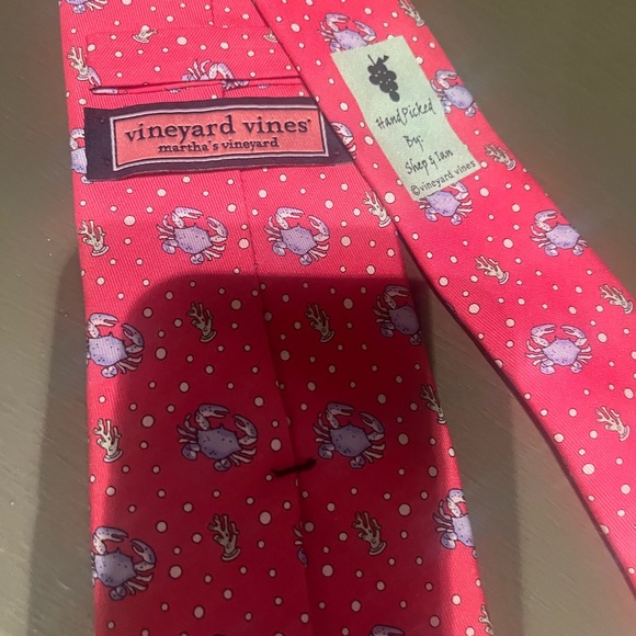 Vineyard Vines pink Tie with crab Pattern - Picture 4 of 5